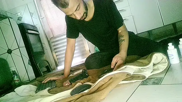 Snapshot of UncutToyBoy23cm chatting on October 21, 7:24 pm UncutToyBoy23cm online show from October 21, 7:24 pm