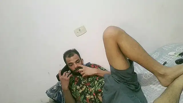 Snapshot of UncutToyBoy23cm chatting on October 18, 7:49 pm UncutToyBoy23cm online show from October 18, 7:49 pm