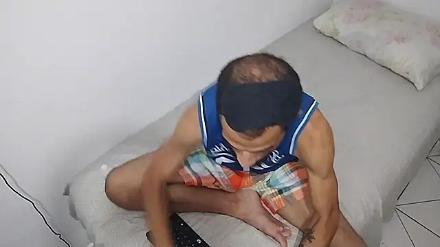 Snapshot of UncutToyBoy23cm chatting on March 3, 8:19 am UncutToyBoy23cm online show from March 3, 8:19 am