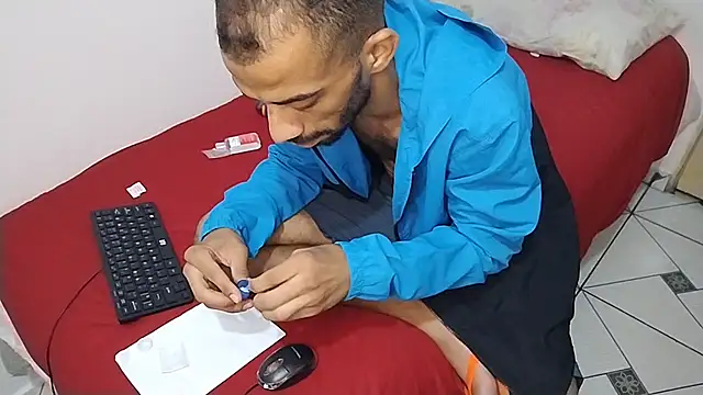 Snapshot of UncutToyBoy23cm chatting on March 11, 4:08 am UncutToyBoy23cm online show from March 11, 4:08 am