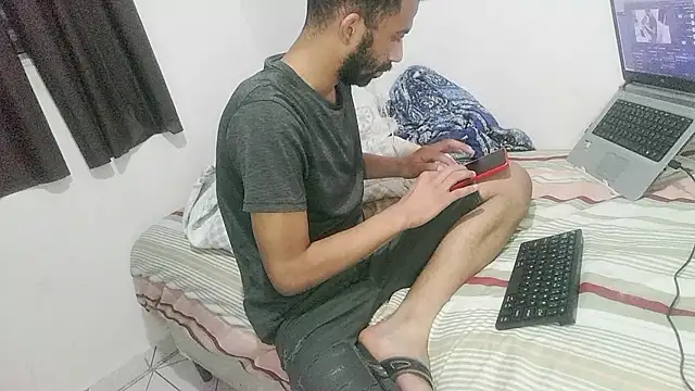 Snapshot of UncutToyBoy23cm chatting on November 2, 10:04 pm UncutToyBoy23cm online show from November 2, 10:04 pm