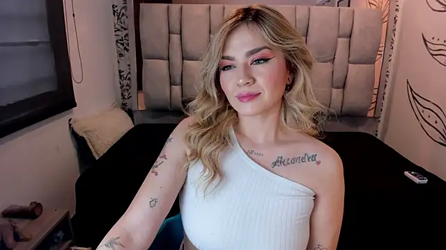 Snapshot of KataHot_ chatting on November 12, 8:23 pm KataHot online show from November 12, 8:23 pm