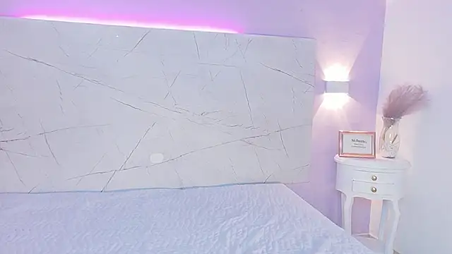 AbrilBrent online show from December 5, 7:45 pm