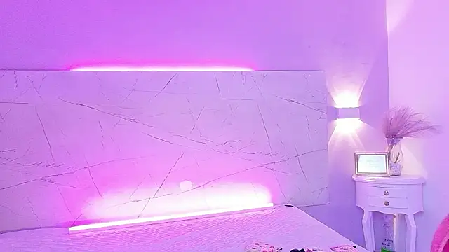 AbrilBrent online show from November 18, 7:50 pm