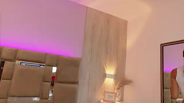 AbrilBrent online show from April 13, 8:02 pm