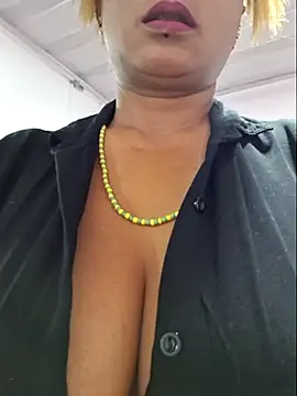 gatadeojosclaros online show from July 5, 10:49 pm