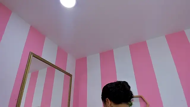 ISABELLA 020 online show from December 17, 1:05 pm