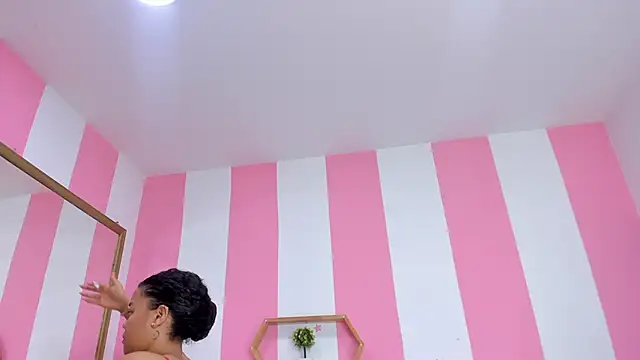 ISABELLA 020 online show from May 15, 11:52 am