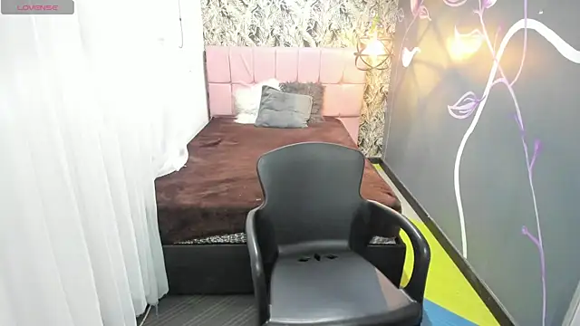 EmmaaEvans  online show from February 12, 12:01 pm