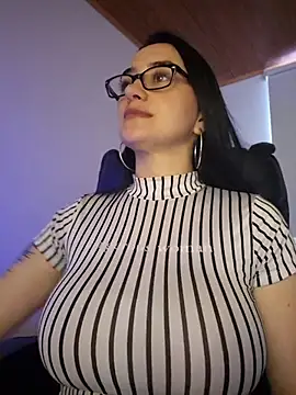 preetypeach online show from April 1, 8:39 pm