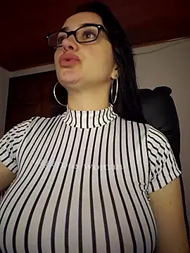 preetypeach online show from October 28, 3:29 am