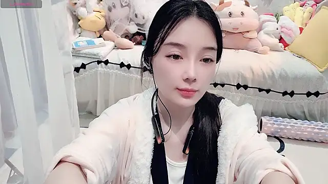 AKiKi711 online show from April 28, 4:55 pm
