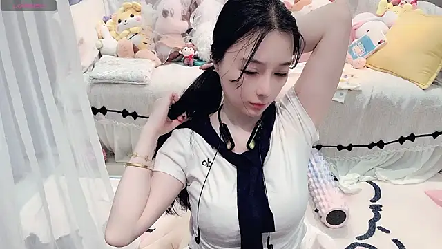 AKiKi711 online show from April 19, 4:30 pm