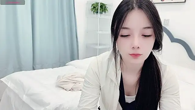 AKiKi711 online show from April 8, 2:40 pm