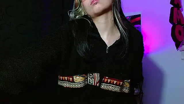 Snapshot of squirt_charlott chatting on October 21, 2:00 am squirt charlott online show from October 21, 2:00 am