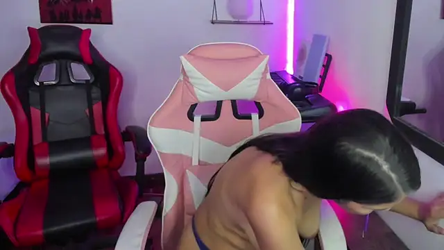 jessi and boy online show from February 19, 4:15 pm