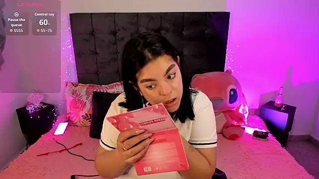 Kylie2211 online show from October 26, 9:04 pm