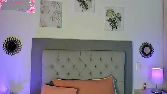 Kylie2211 online show from October 2, 8:45 pm