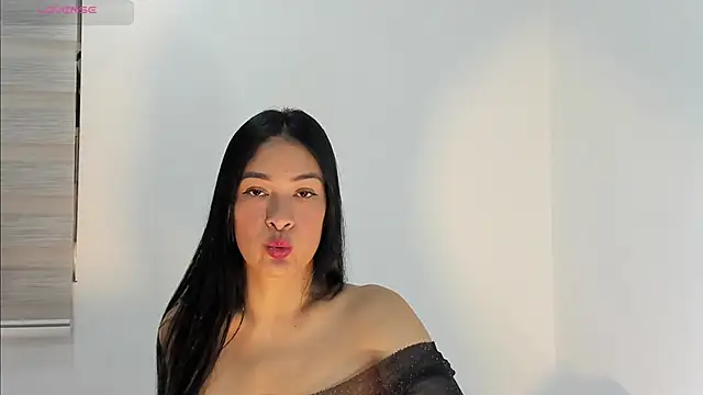 Snapshot of bella_hadid1_ chatting on October 4, 7:48 pm bella hadid1  online show from October 4, 7:48 pm