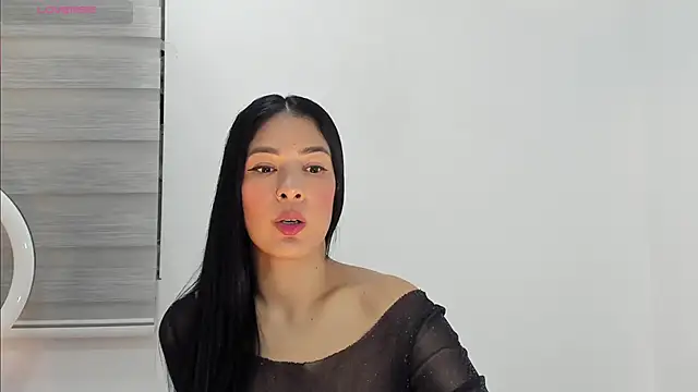 Snapshot of bella_hadid1_ chatting on November 12, 5:22 am bella hadid1 online show from November 12, 5:22 am