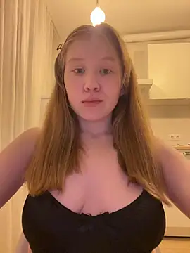 Snapshot of Eva_Weyne chatting on May 5, 8:45 pm Eva Weyne online show from May 5, 8:45 pm