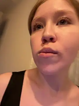 Snapshot of Eva_Weyne chatting on June 17, 7:35 pm Eva Weyne online show from June 17, 7:35 pm