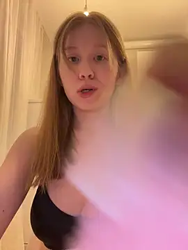 Snapshot of Eva_Weyne chatting on May 10, 9:05 pm Eva Weyne online show from May 10, 9:05 pm