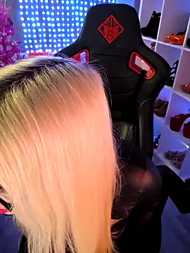 Snapshot of MariellaSun_ chatting on December 16, 6:39 am MariellaSun online show from December 16, 6:39 am