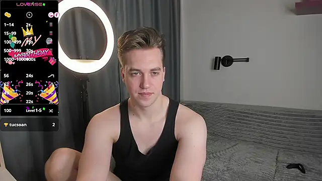 Snapshot of AustinButler chatting on December 4, 9:18 pm AustinButler online show from December 4, 9:18 pm