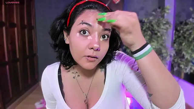 Snapshot of Evelynn chatting on December 14, 12:55 pm Evelynn online show from December 14, 12:55 pm