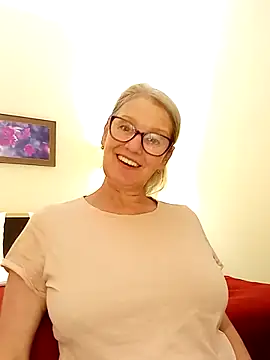 Snapshot of irinamaux chatting on October 18, 3:36 pm irinamaux online show from October 18, 3:36 pm