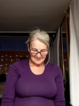 Snapshot of irinamaux chatting on October 1, 7:18 pm irinamaux online show from October 1, 7:18 pm