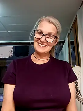 Snapshot of irinamaux chatting on October 22, 6:18 pm irinamaux online show from October 22, 6:18 pm