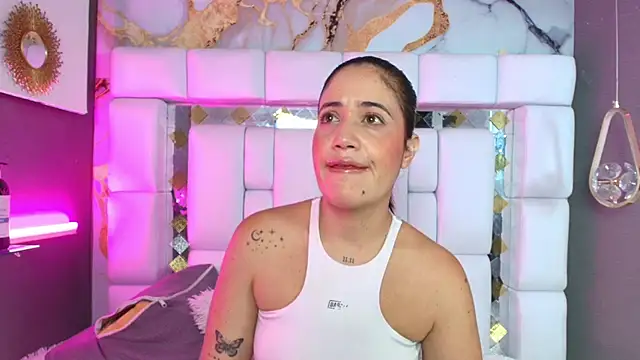 Snapshot of emily_madrid chatting on November 11, 5:24 am emily madrid online show from November 11, 5:24 am