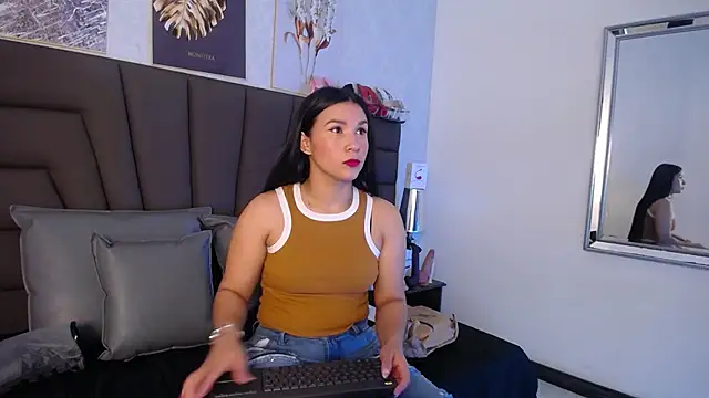 Sofi Perez  online show from April 10, 11:17 am