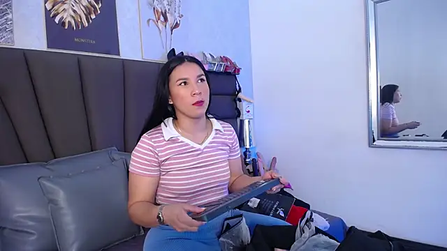 Sofi Perez  online show from May 19, 11:17 am