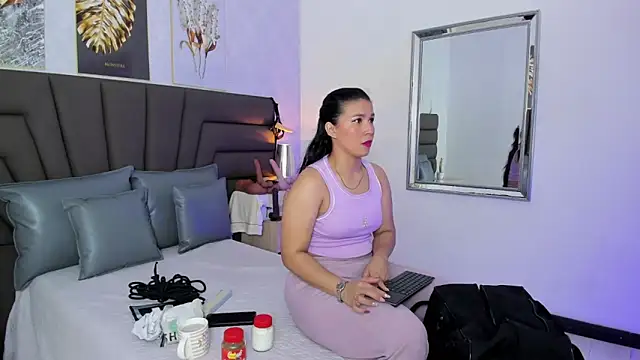 Sofi Perez  online show from June 3, 11:11 am