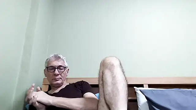 Snapshot of BIGUNCUTHARDCOCK chatting on October 18, 11:45 am BIGUNCUTHARDCOCK online show from October 18, 11:45 am