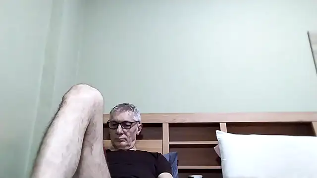 Snapshot of BIGUNCUTHARDCOCK chatting on October 6, 12:56 am BIGUNCUTHARDCOCK online show from October 6, 12:56 am