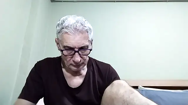 Snapshot of BIGUNCUTHARDCOCK chatting on October 27, 1:17 am BIGUNCUTHARDCOCK online show from October 27, 1:17 am