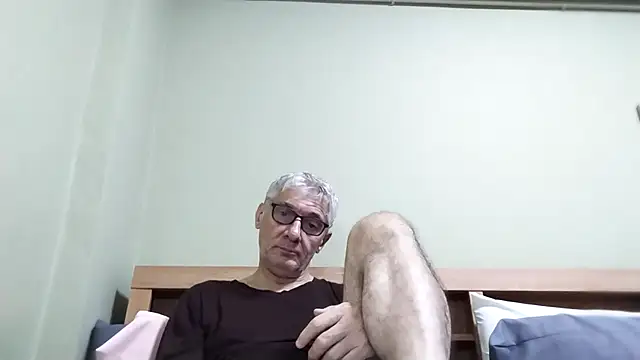 Snapshot of BIGUNCUTHARDCOCK chatting on November 2, 1:32 am BIGUNCUTHARDCOCK online show from November 2, 1:32 am