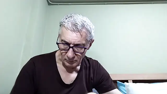 Snapshot of BIGUNCUTHARDCOCK chatting on November 16, 1:32 am BIGUNCUTHARDCOCK online show from November 16, 1:32 am