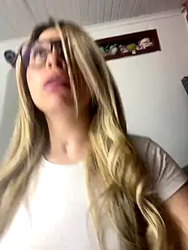 Snapshot of CristalGmez chatting on December 4, 11:41 pm CristalGmez online show from December 4, 11:41 pm