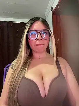 CristalGmez online show from March 31, 3:30 am