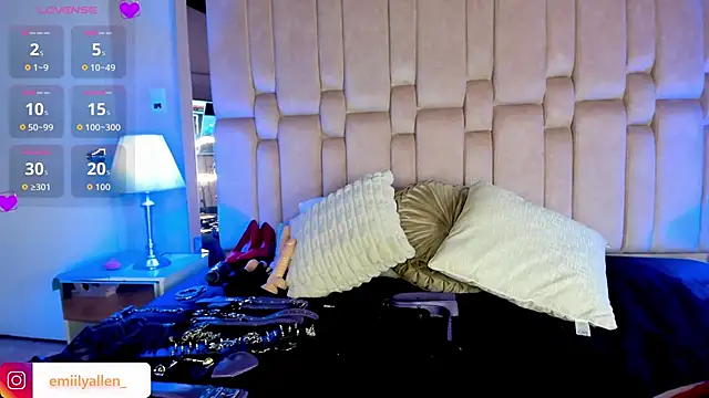 EmilyAllen  online show from October 18, 3:41 am