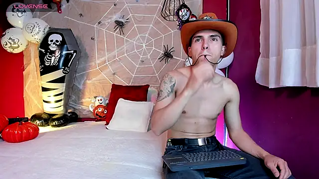 Snapshot of _Tattoo_Couple chatting on October 28, 2:38 pm Tattoo Couple online show from October 28, 2:38 pm