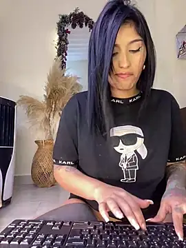 Snapshot of Sweetie_Arianna chatting on February 8, 9:56 am Sweetie Arianna online show from February 8, 9:56 am