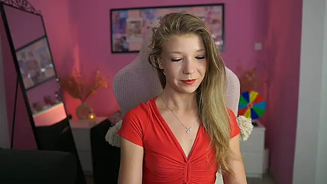 missicute online show from October 27, 7:15 pm