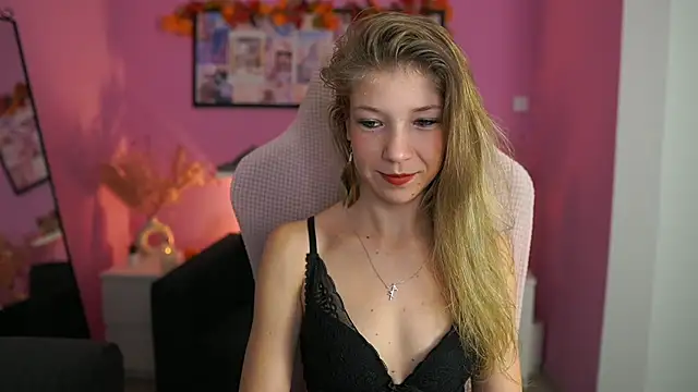 missicute online show from December 1, 7:37 pm