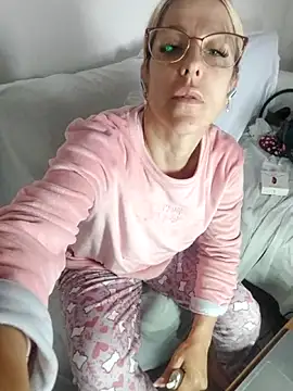 Snapshot of blondyruby chatting on November 14, 8:29 am blondyruby online show from November 14, 8:29 am